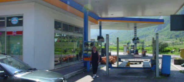 Eine Tankstelle in Norditalien